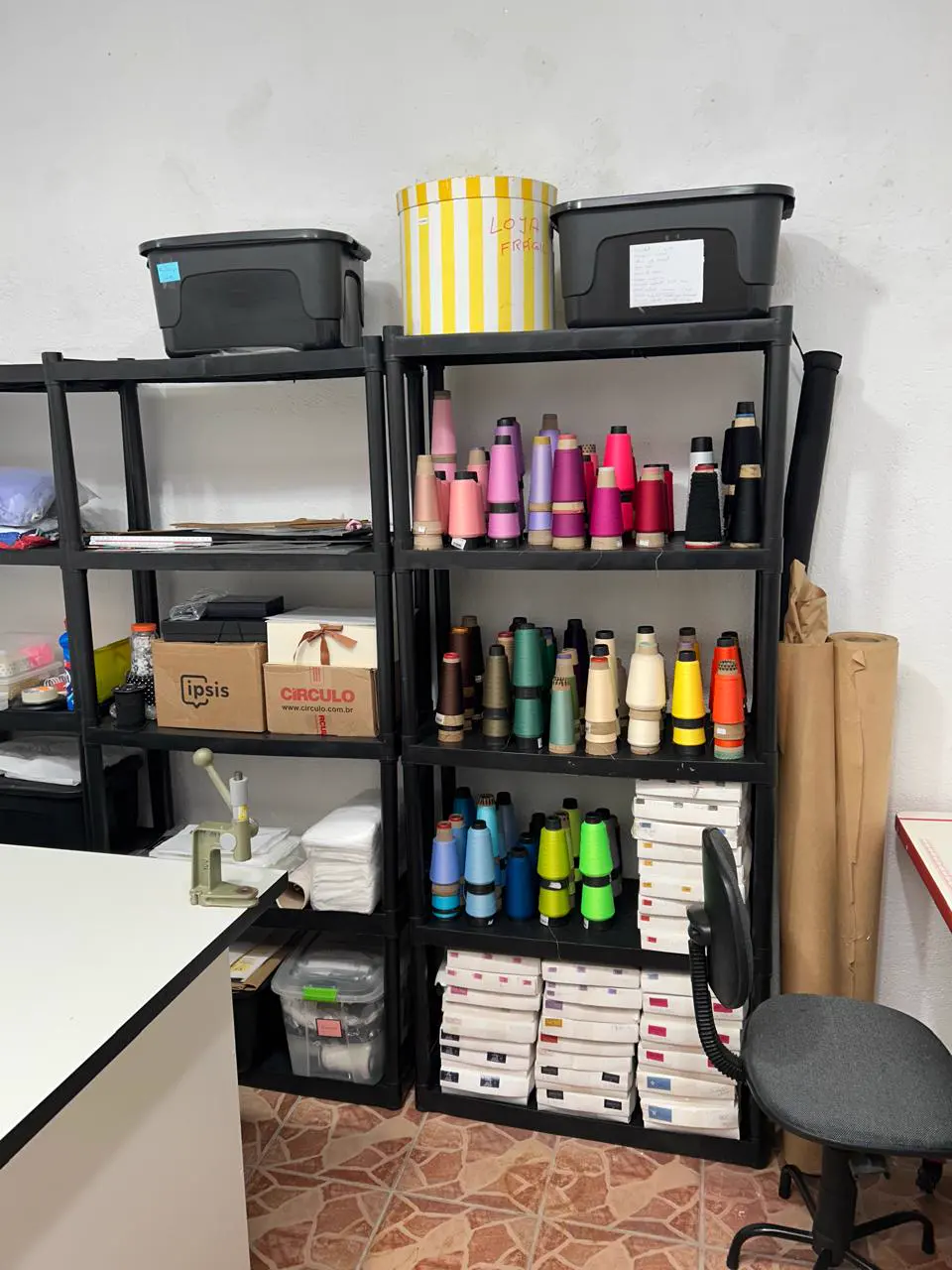 Estante com linhas, aviamentos e materiais de costura