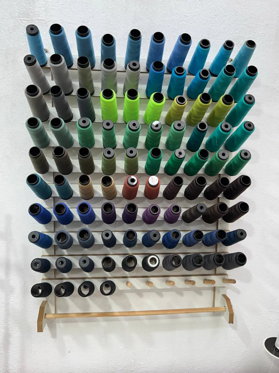 Parede de cones de linha em tons de azul e verde