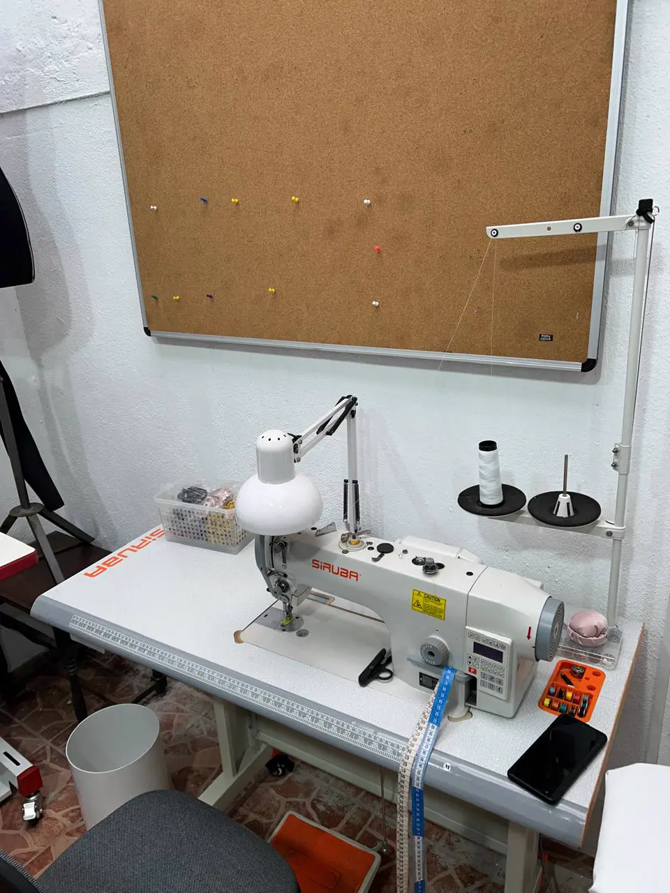 Máquina de costura reta industrial com luminária